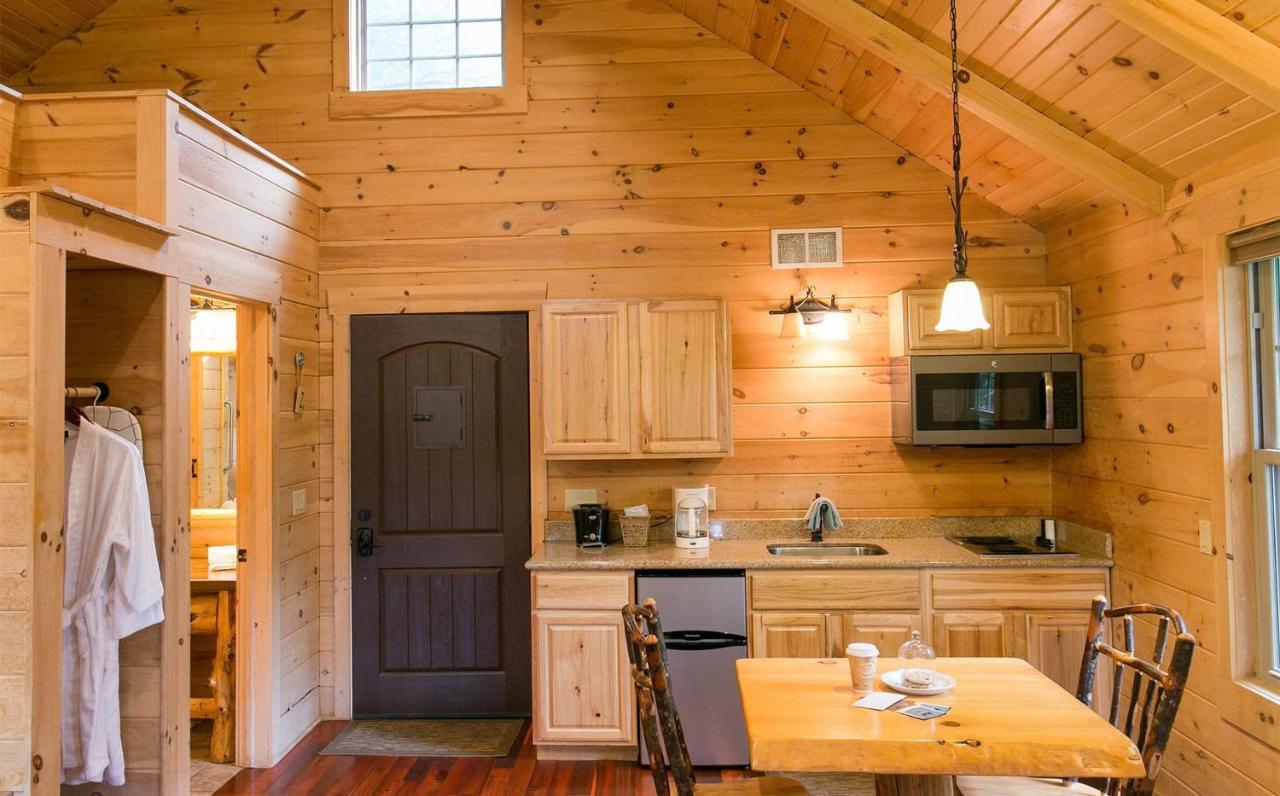 Whispering Pines Treehouse By Amish Country Lodging Millersburg Exteriör bild