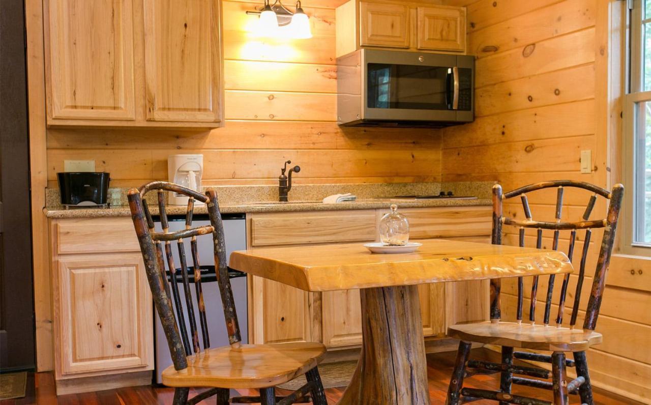 Whispering Pines Treehouse By Amish Country Lodging Millersburg Exteriör bild